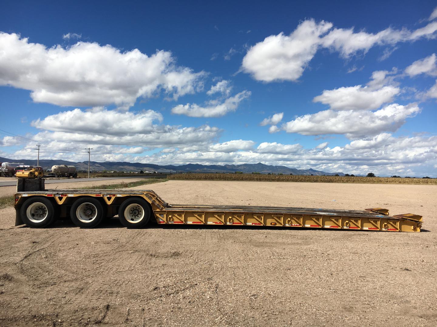 ./imagenes/INVOICE/2019/17190/LOW BOY TRAIL KING TK120HD6-523 (2).JPG